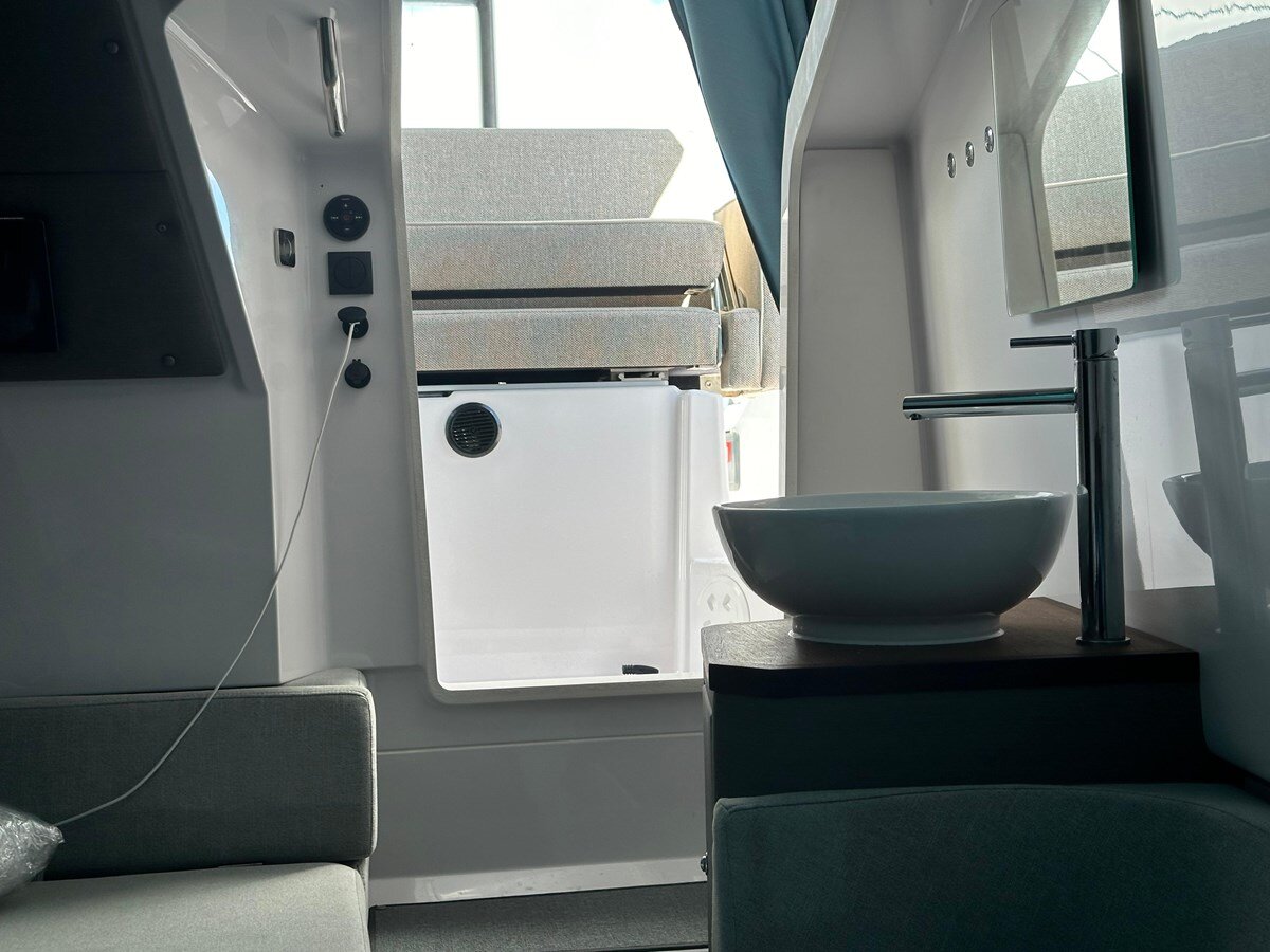 2023-axopar-37-9c6284