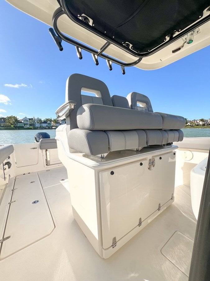 2023-boston-whaler-33-0428bf