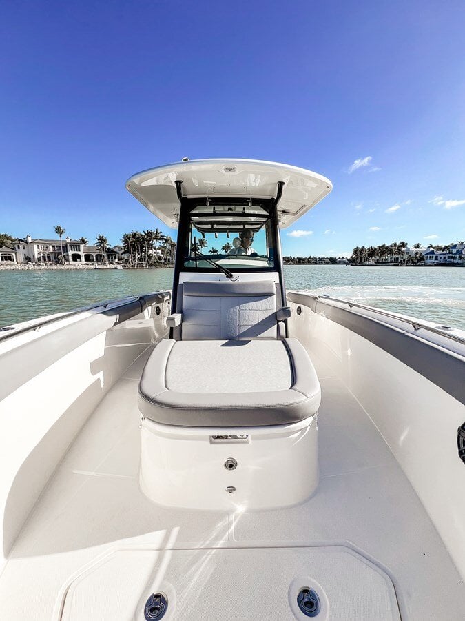 2023-boston-whaler-33-0428bf