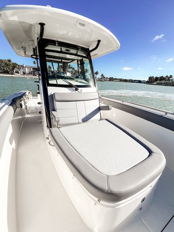 2023-boston-whaler-33-0428bf