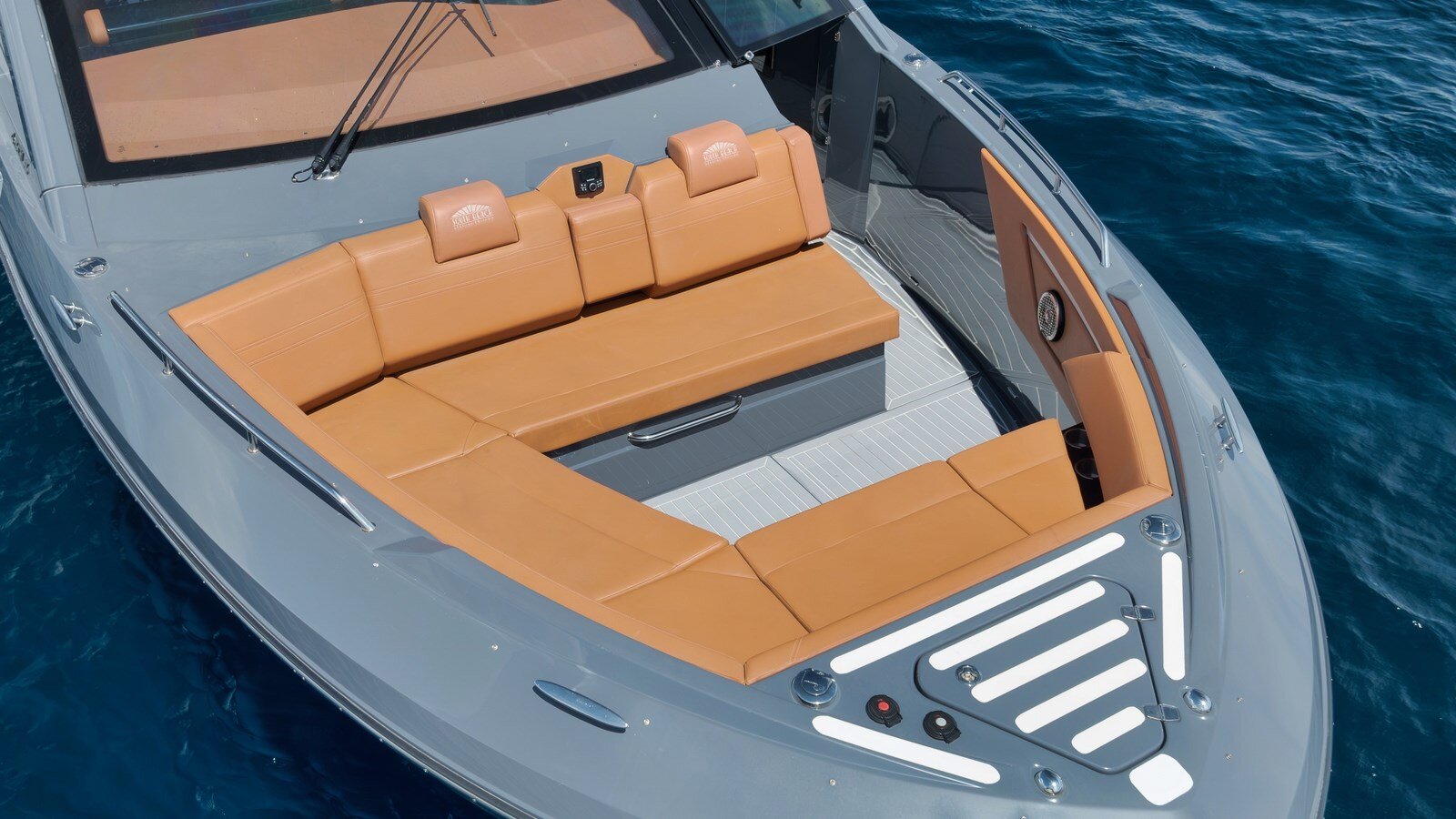 2023-cruisers-yachts-42-44624d