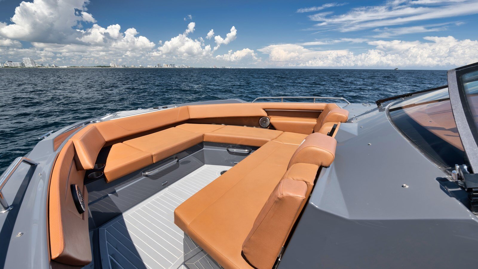 2023-cruisers-yachts-42-44624d