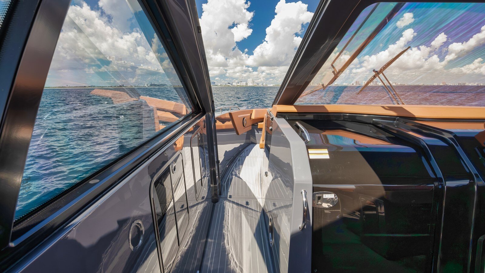 2023-cruisers-yachts-42-44624d