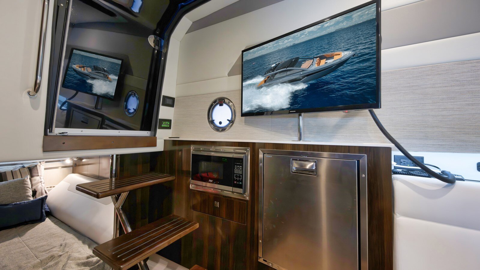 2023-cruisers-yachts-42-44624d