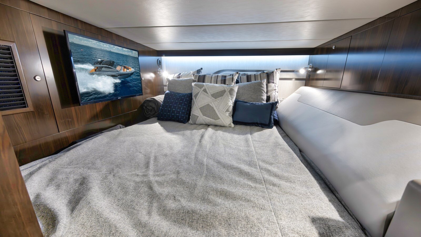 2023-cruisers-yachts-42-44624d