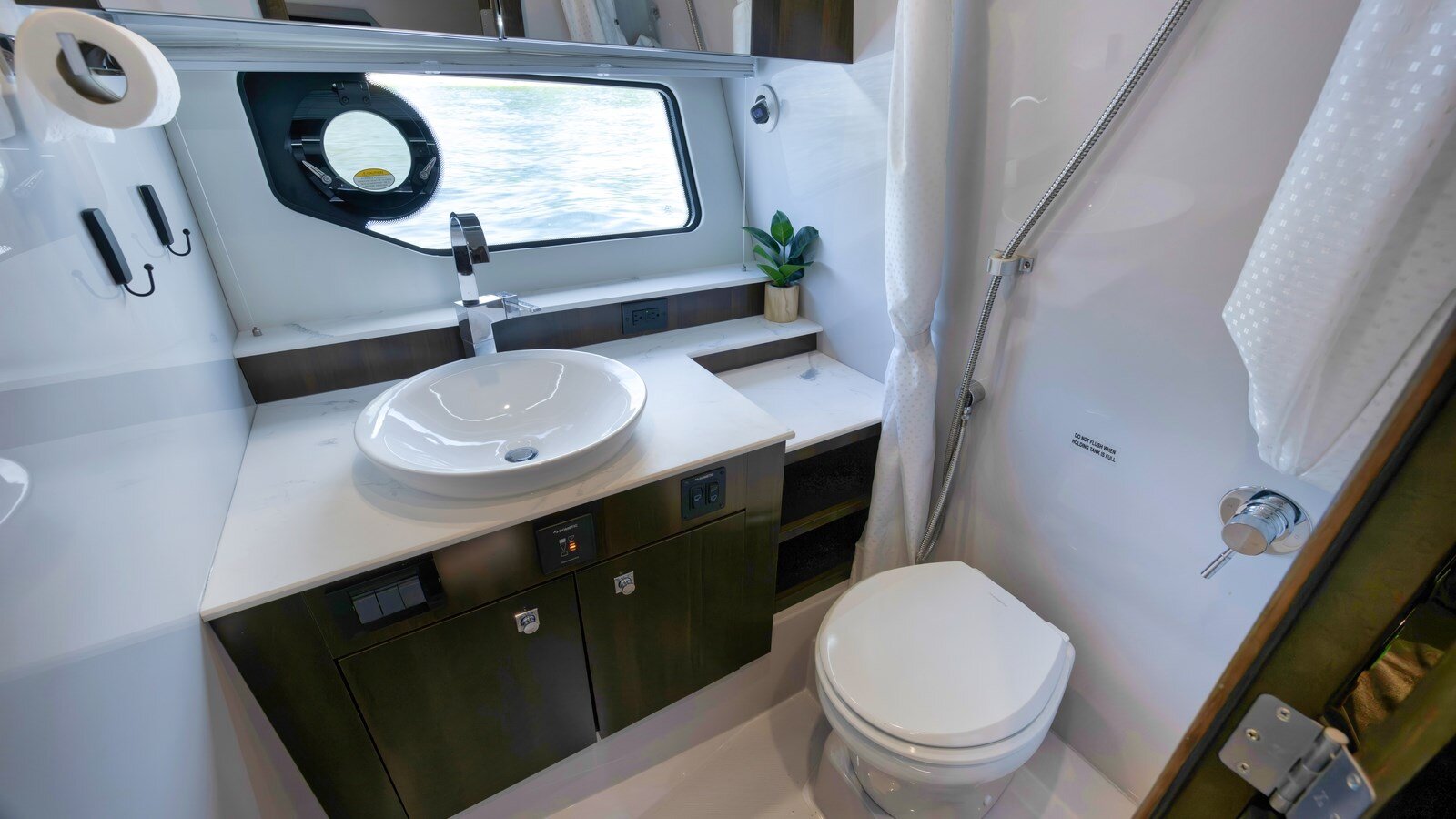 2023-cruisers-yachts-42-44624d