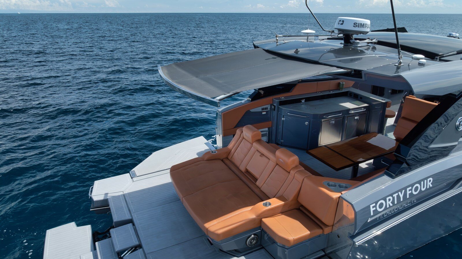 2023-cruisers-yachts-42-44624d