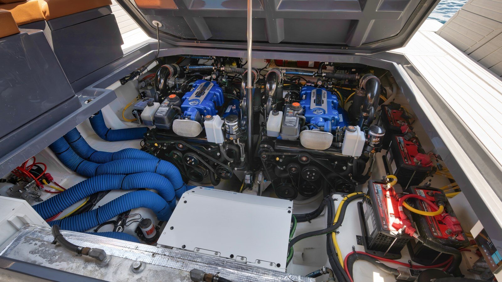 2023-cruisers-yachts-42-44624d