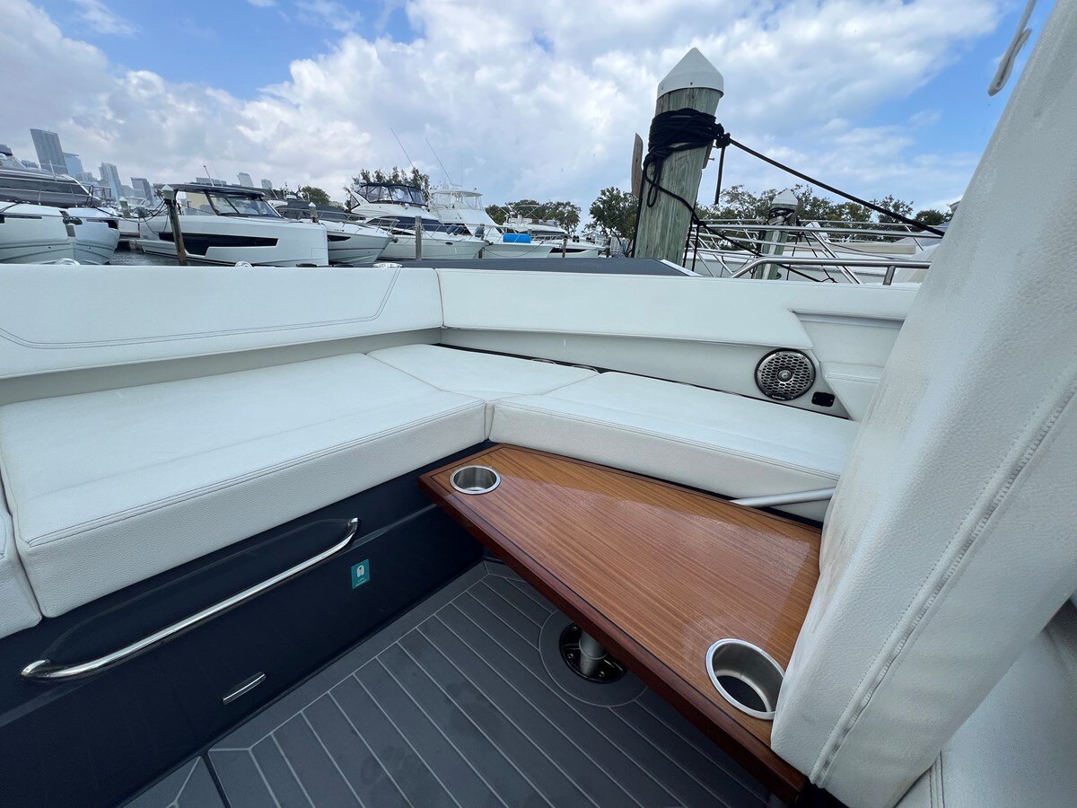 2023-cruisers-yachts-42-d20127