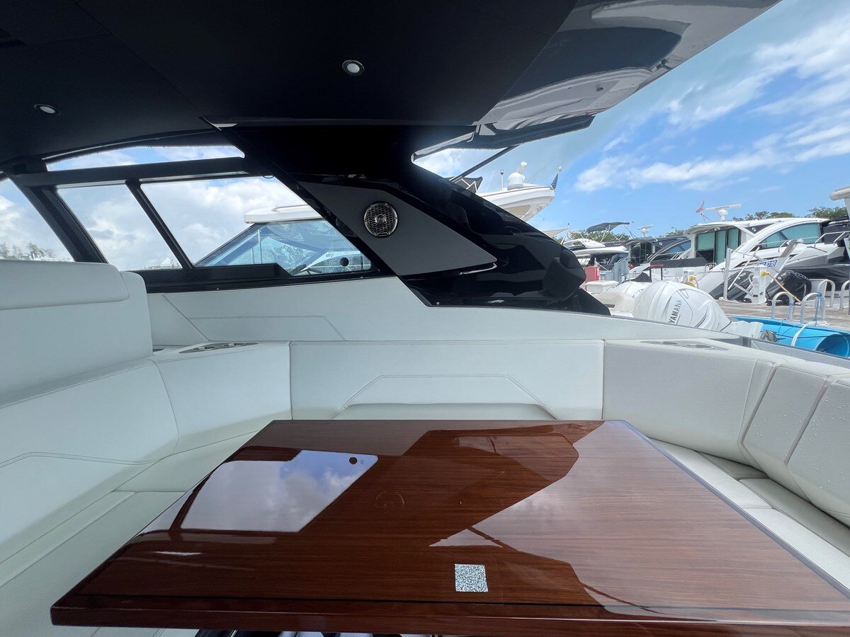 2023-cruisers-yachts-42-d20127