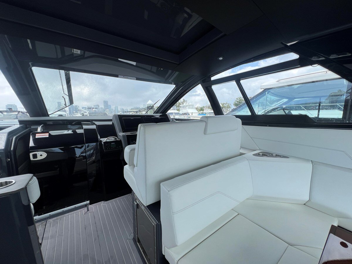 2023-cruisers-yachts-42-d20127