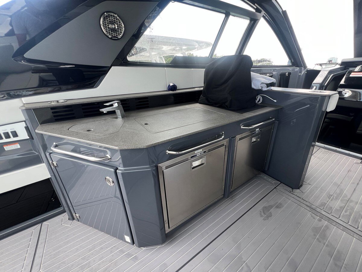 2023-cruisers-yachts-42-d20127