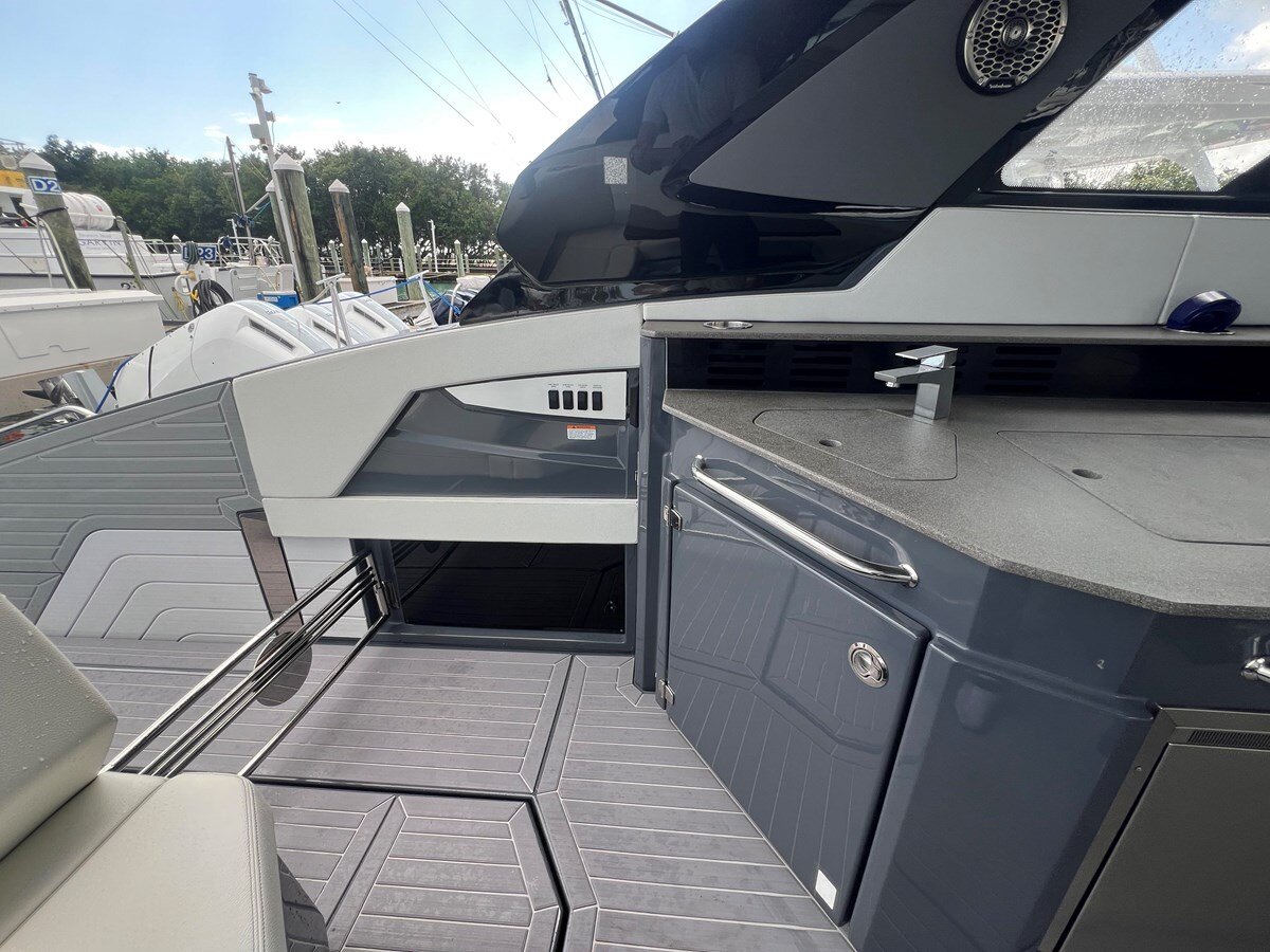 2023-cruisers-yachts-42-d20127