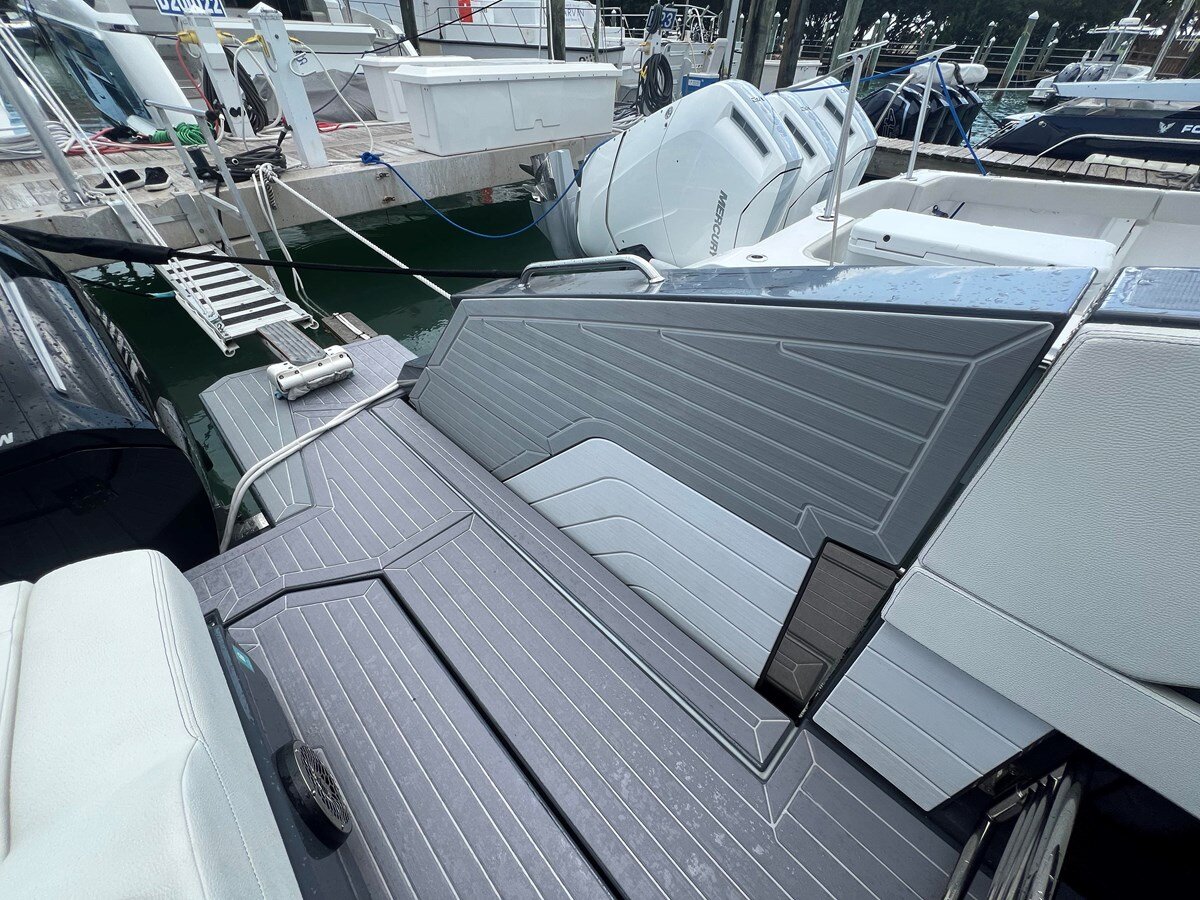 2023-cruisers-yachts-42-d20127