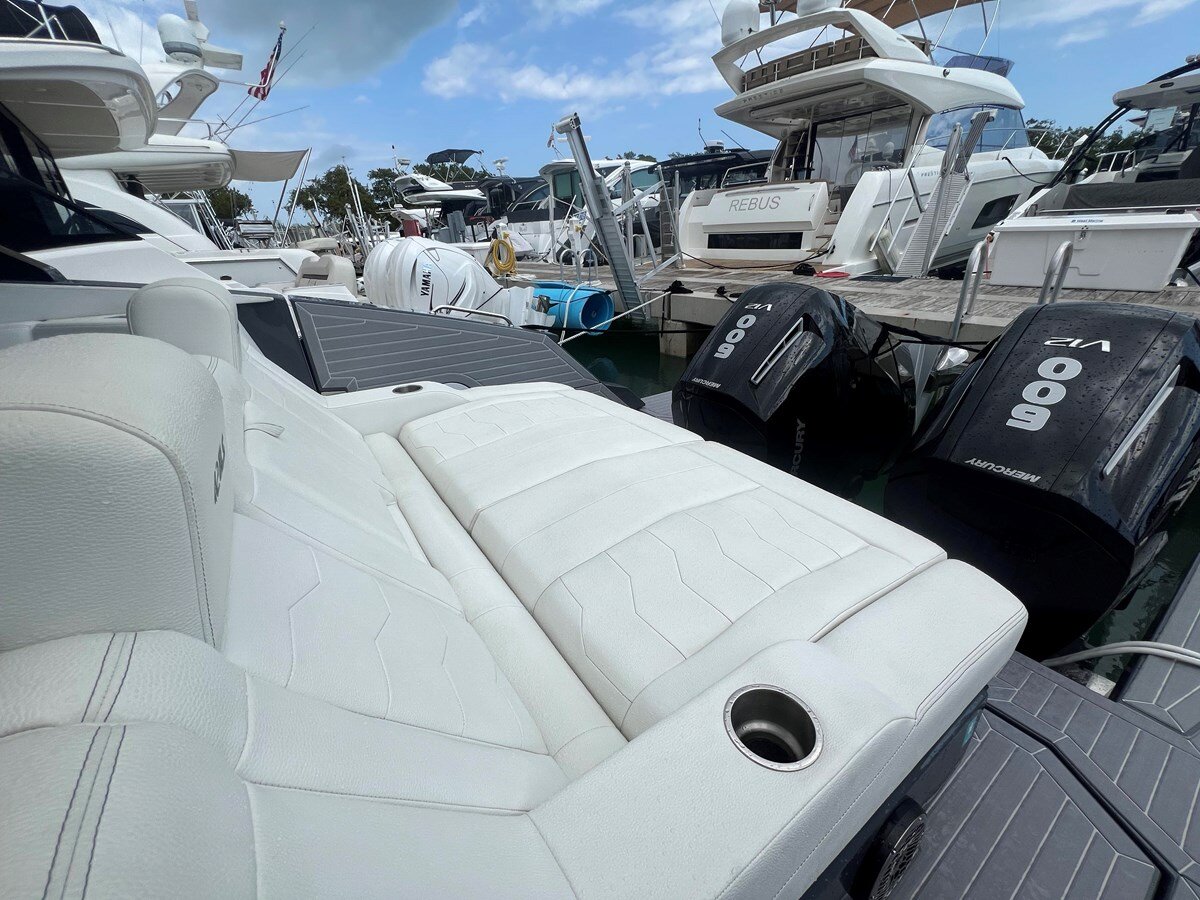 2023-cruisers-yachts-42-d20127