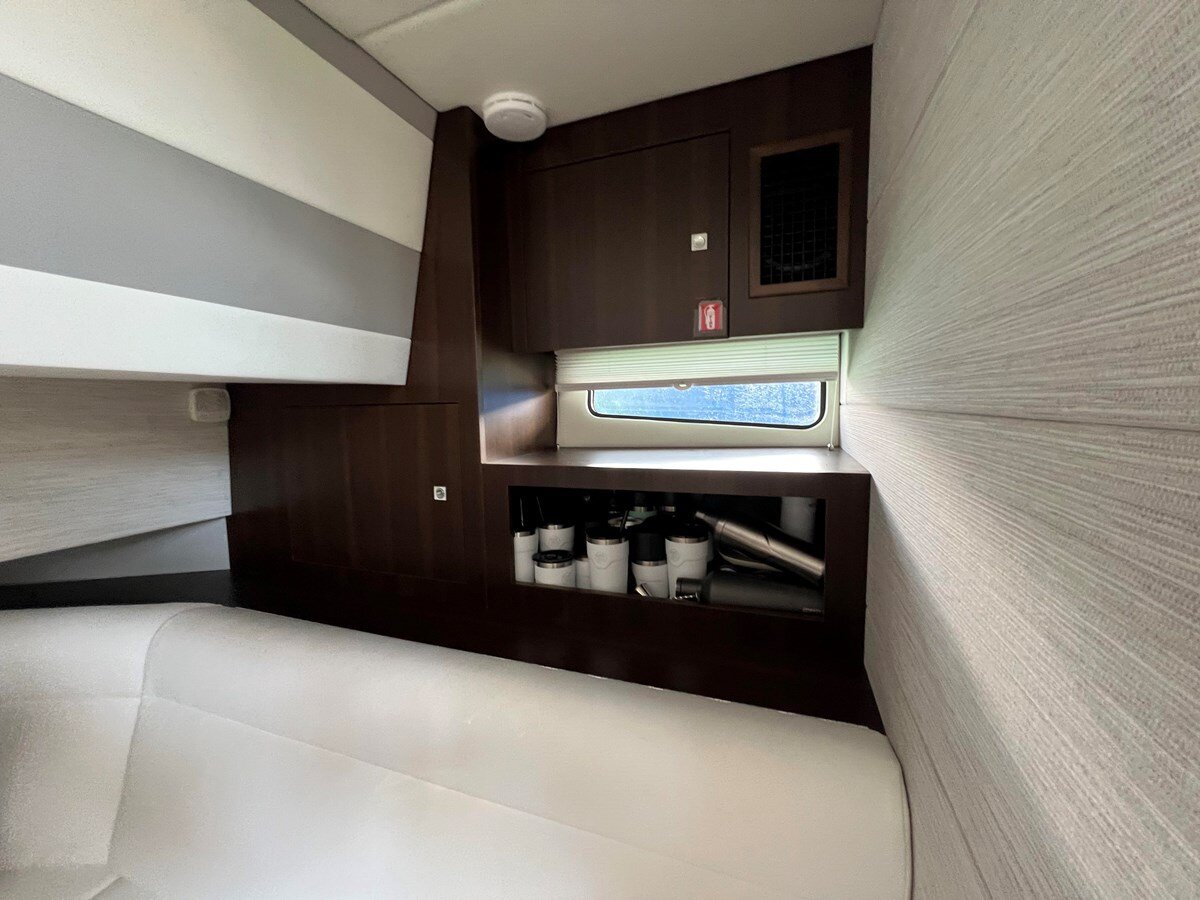 2023-cruisers-yachts-42-d20127