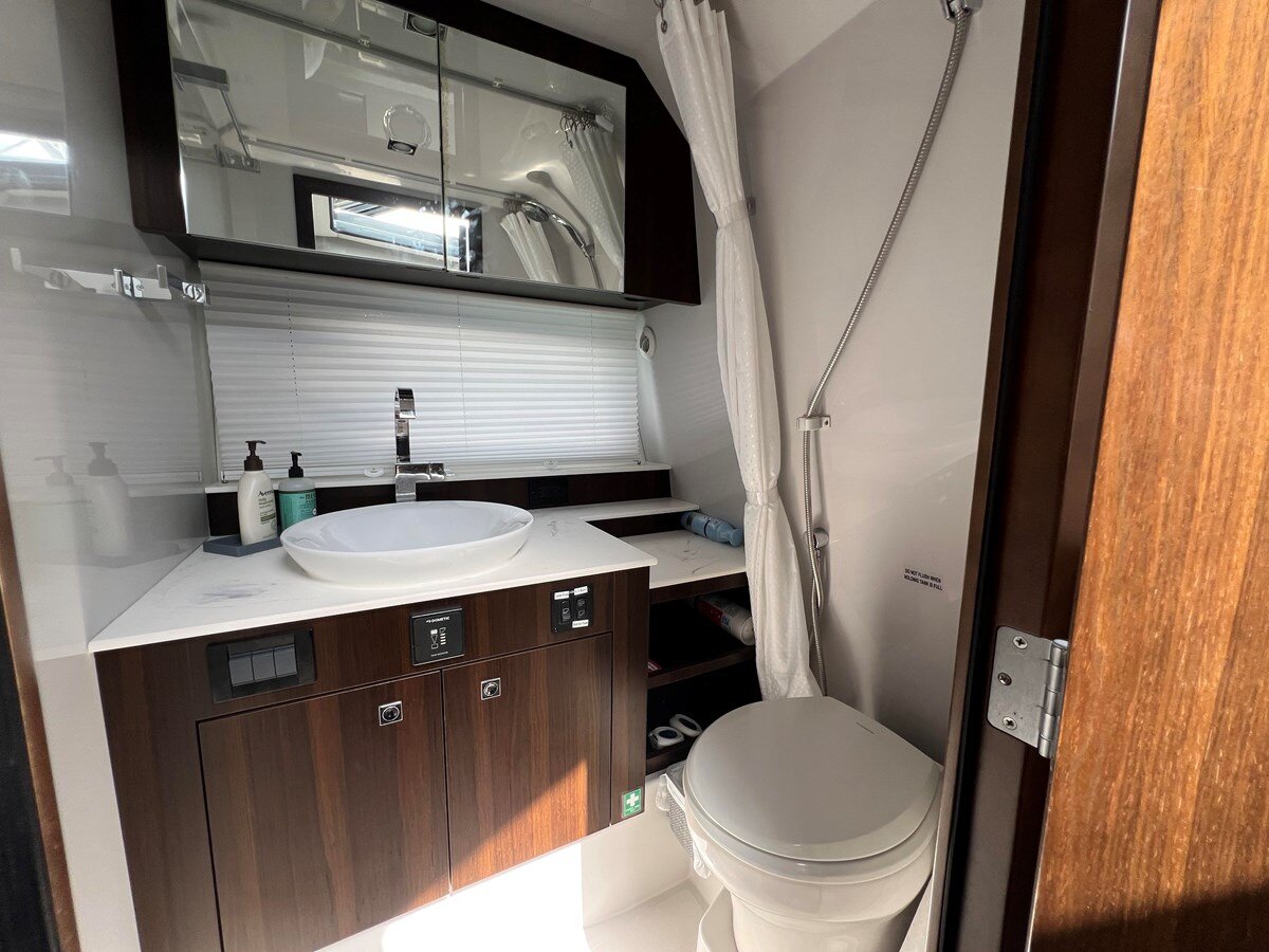 2023-cruisers-yachts-42-d20127