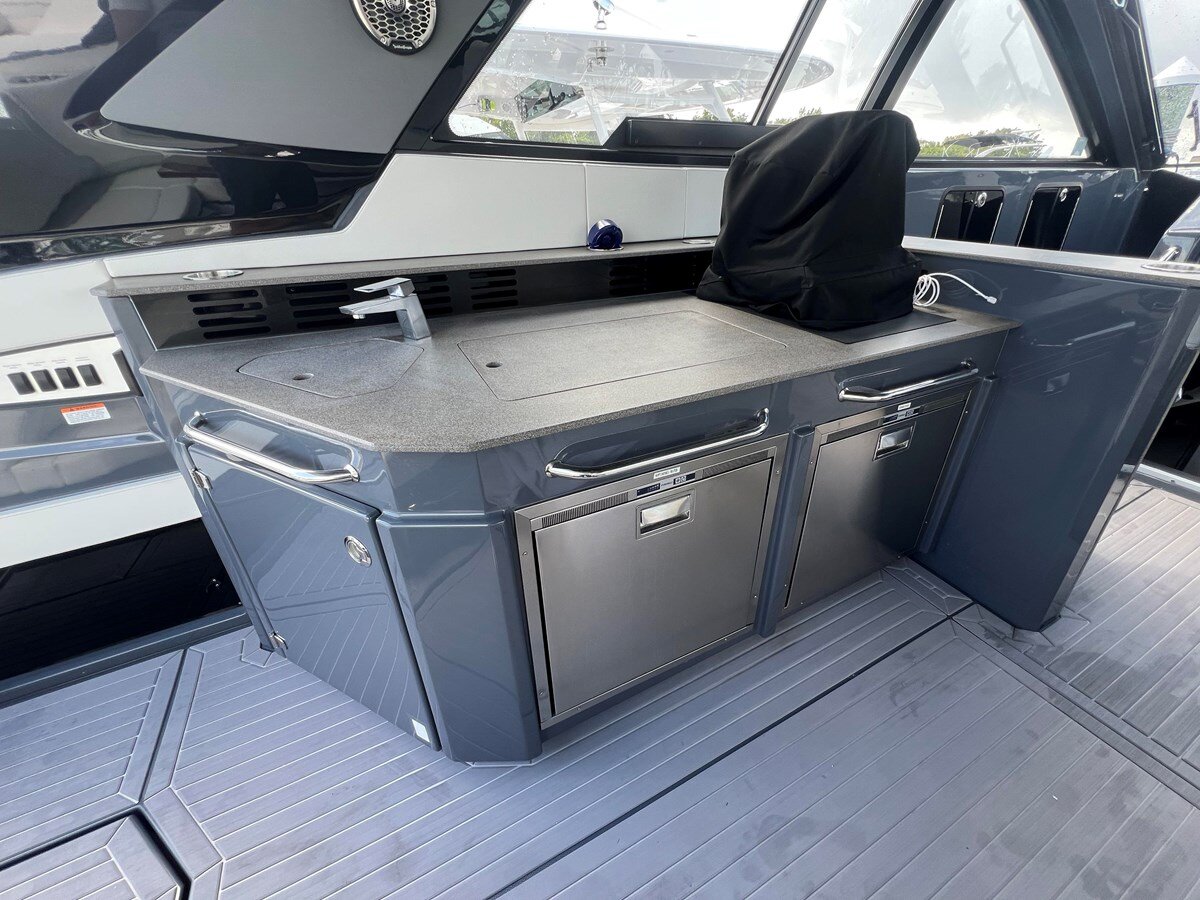 2023-cruisers-yachts-42-d20127