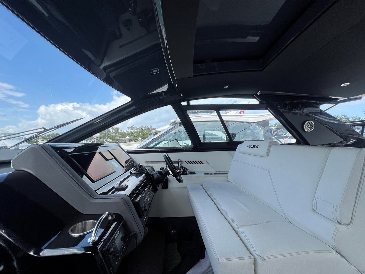 2023-cruisers-yachts-42-d20127