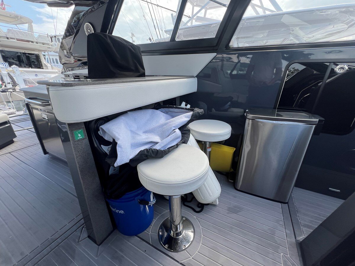 2023-cruisers-yachts-42-d20127