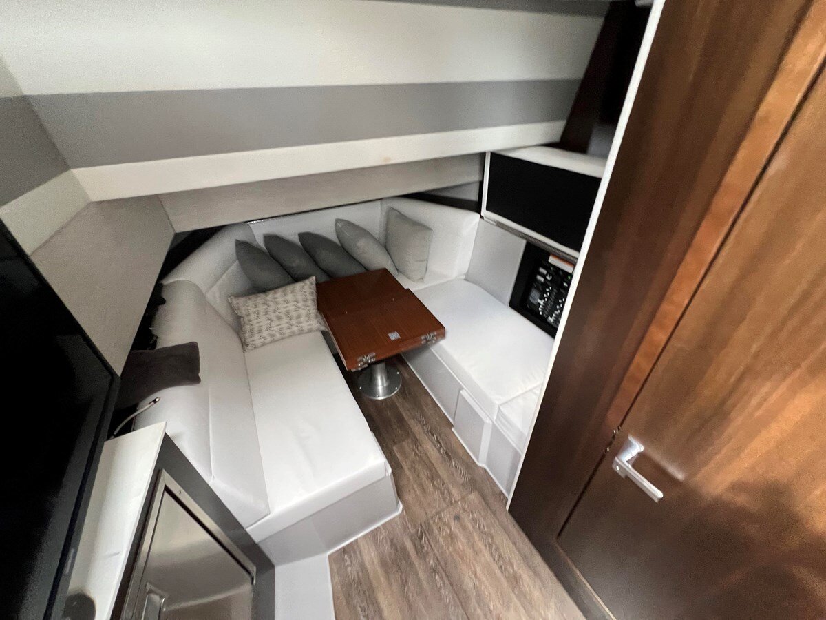 2023-cruisers-yachts-42-d20127