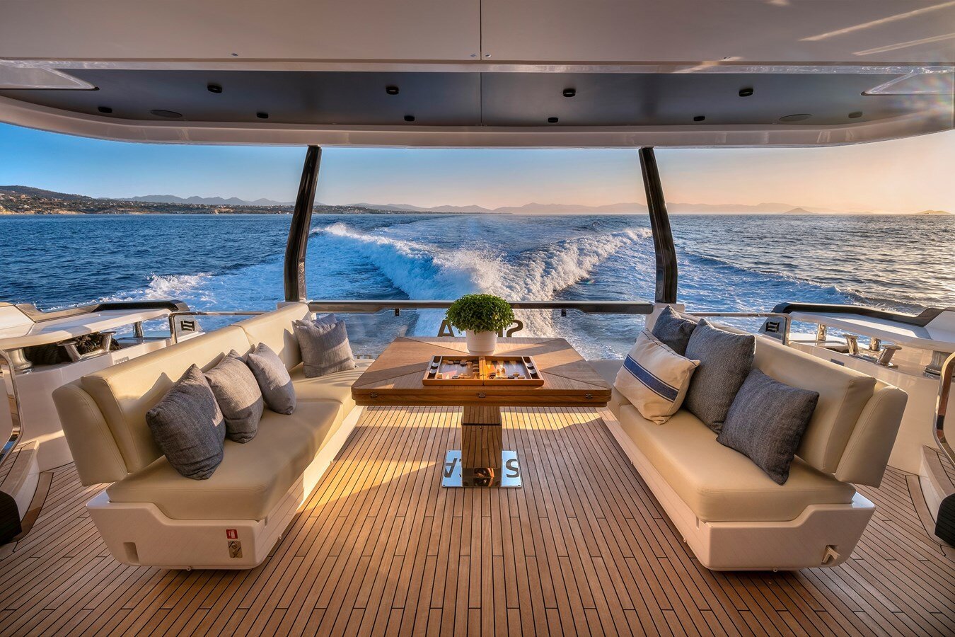 2023-ferretti-yachts-98-11-5cb00e