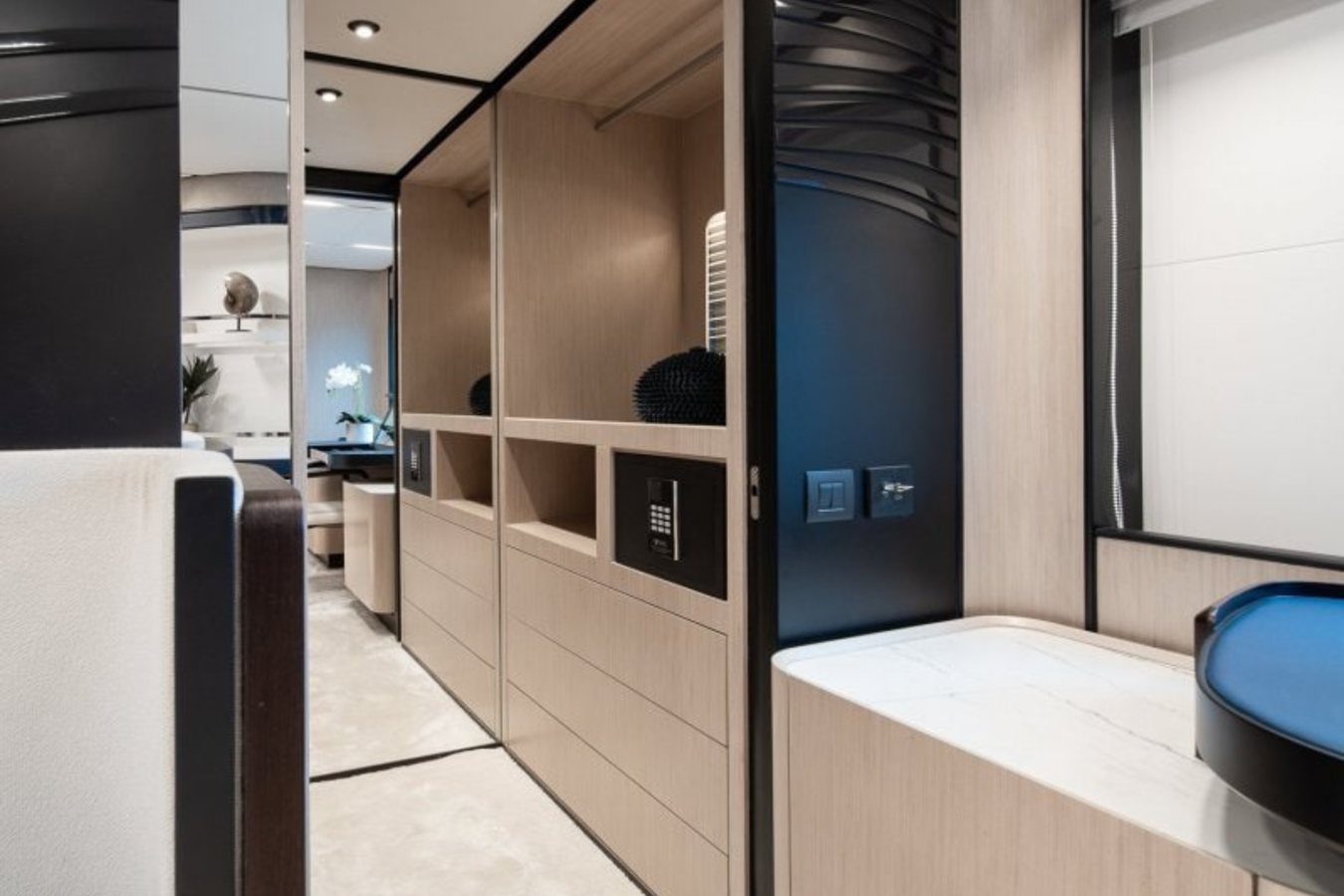 2023-majesty-yachts-72-1-c4b9b8