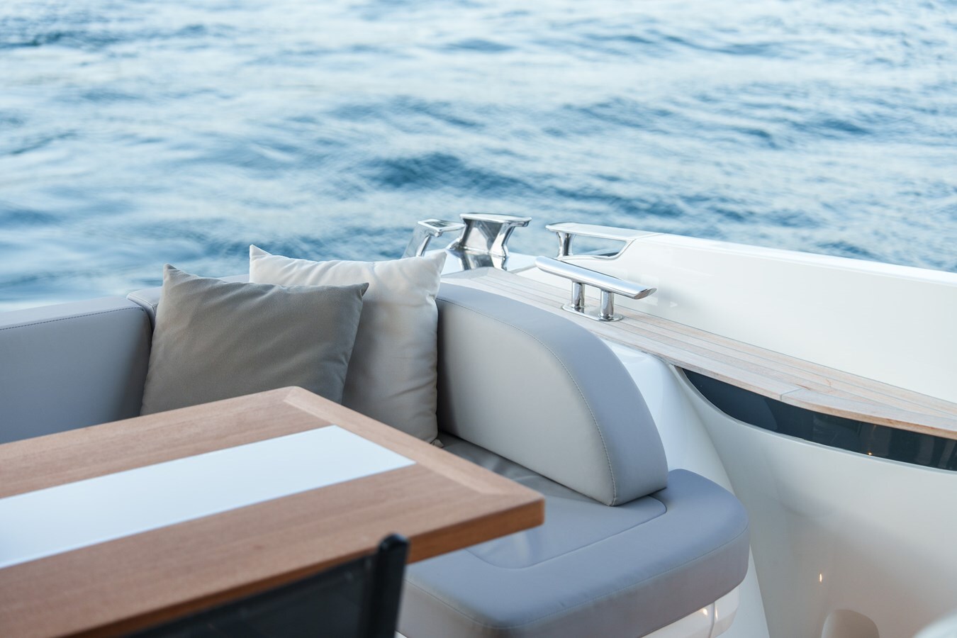 2023-pearl-motor-yachts-62-ec2b69