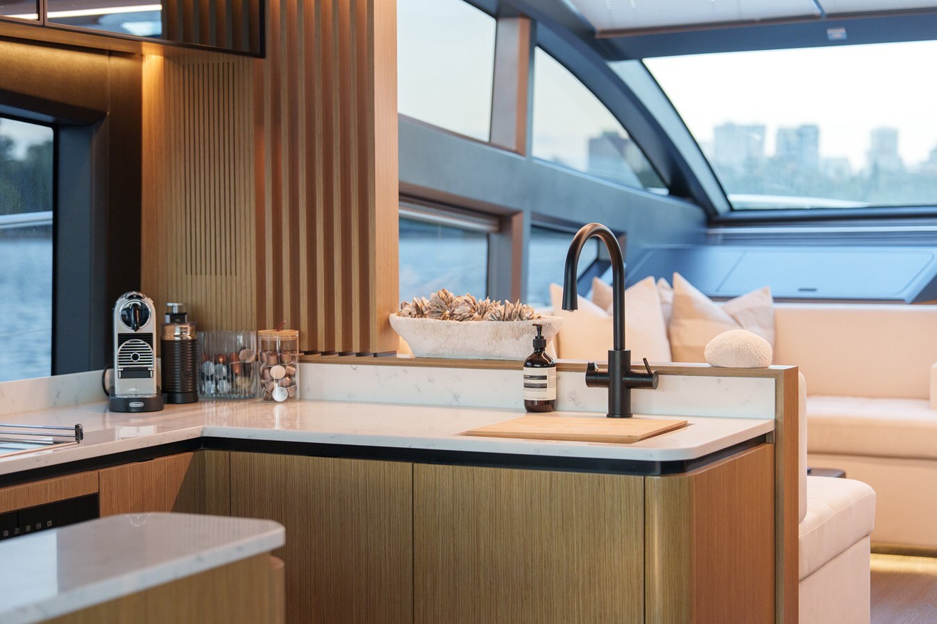 2023-pearl-motor-yachts-62-ec2b69