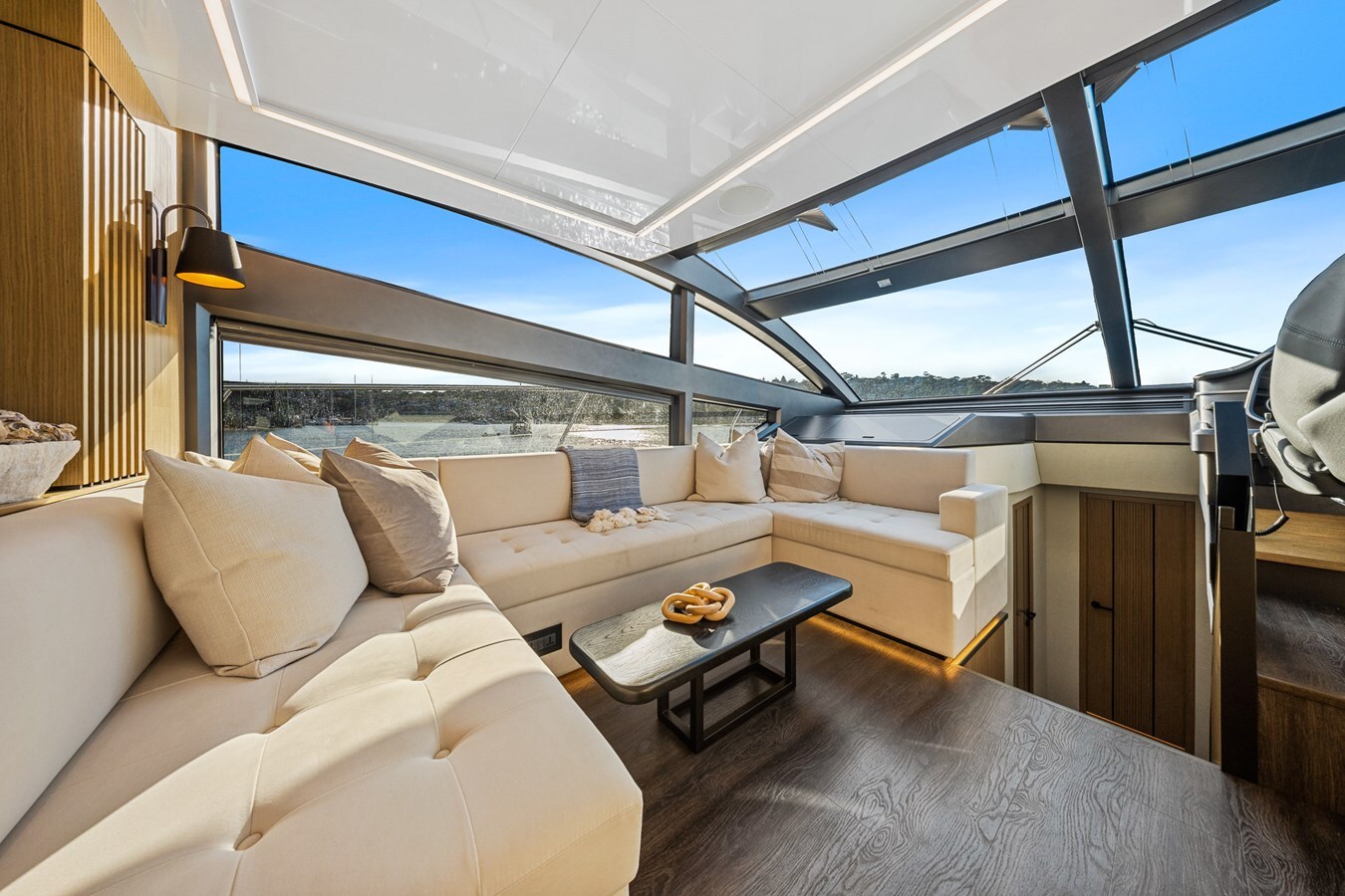 2023-pearl-motor-yachts-62-ec2b69