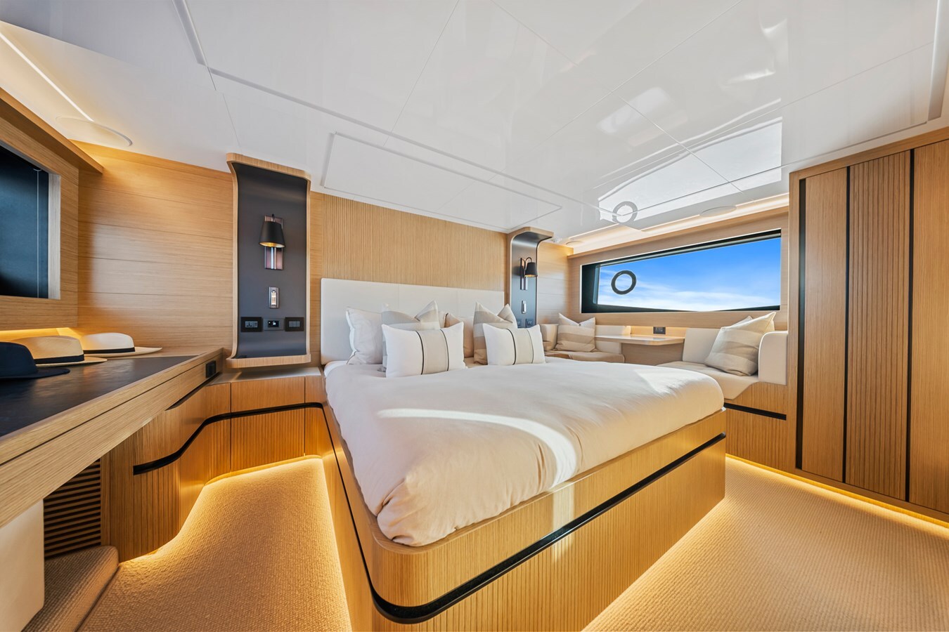 2023-pearl-motor-yachts-62-ec2b69
