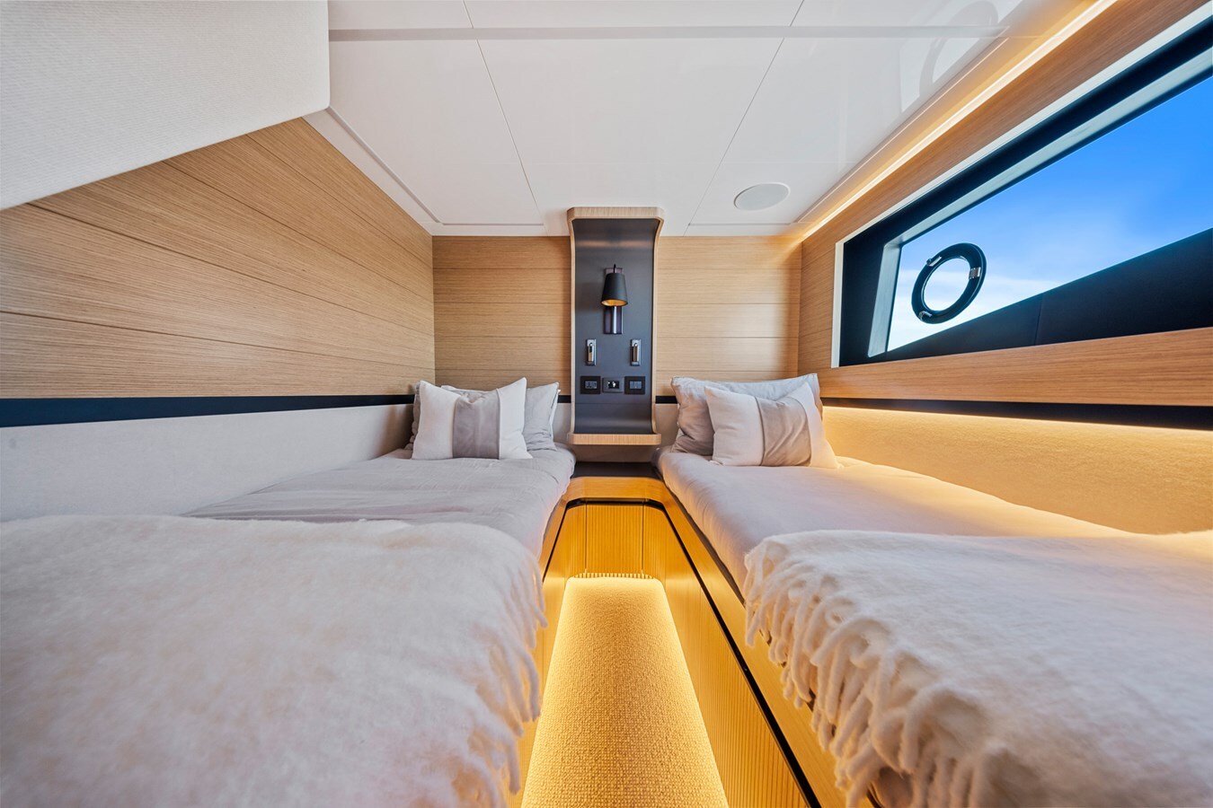 2023-pearl-motor-yachts-62-ec2b69