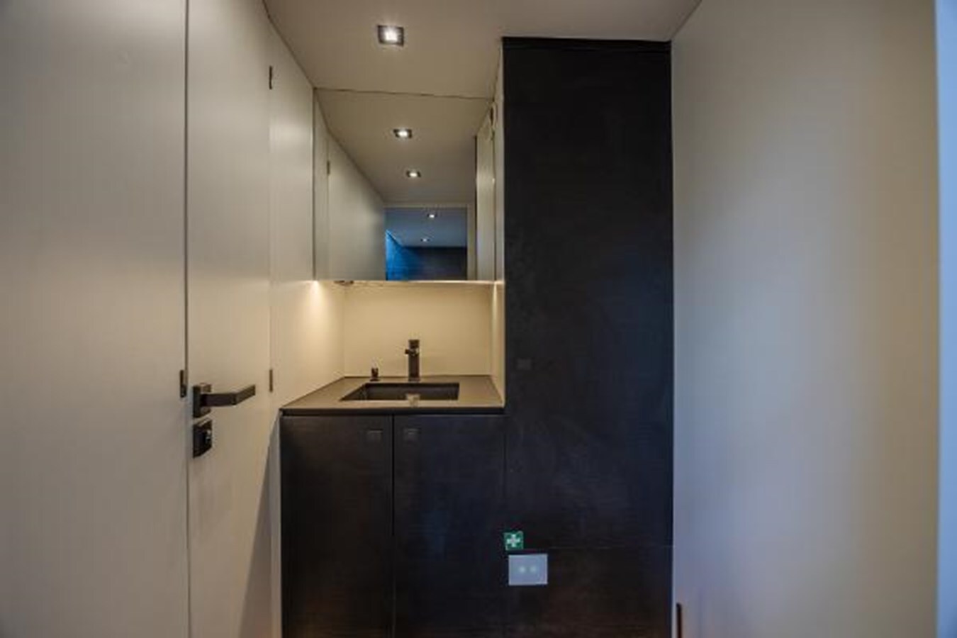 2023-vanquish-yachts-58-8-f25e2f