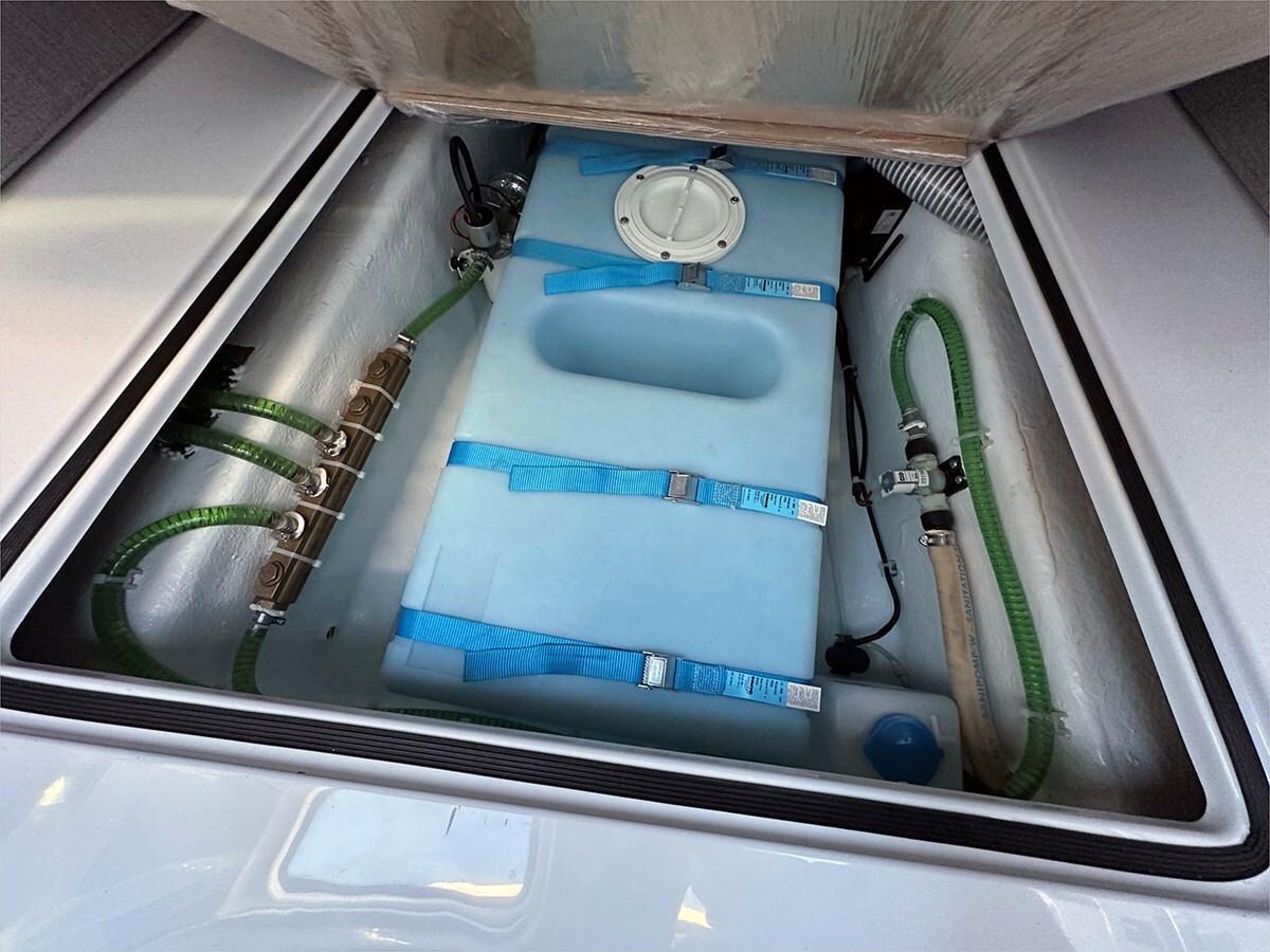 2024-axopar-37-1-54fa4f