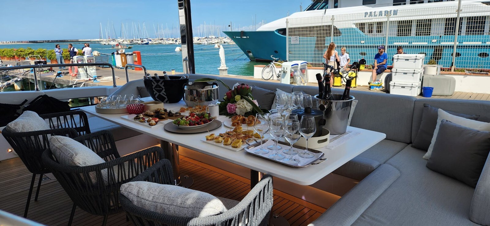 2024-azimut-yachts-87-11-fc7b51