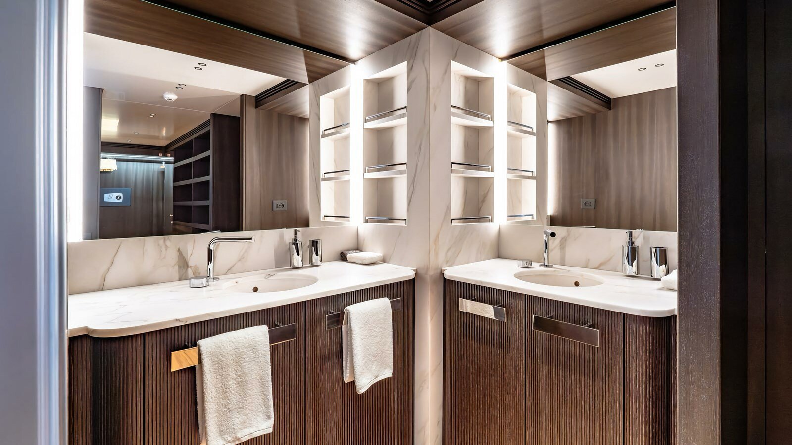 2024-benetti-133-11-4d0220