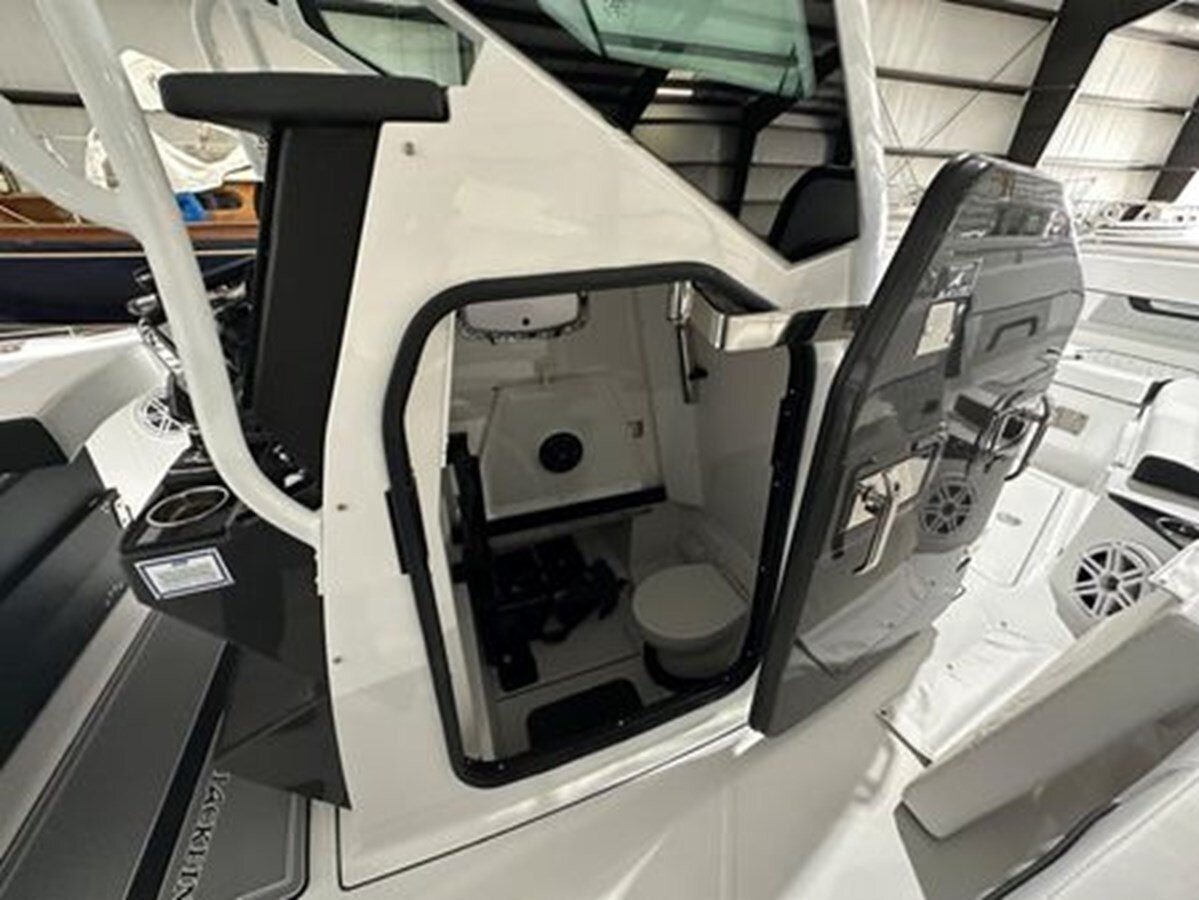 2024-blackfin-32-8-57c8d8