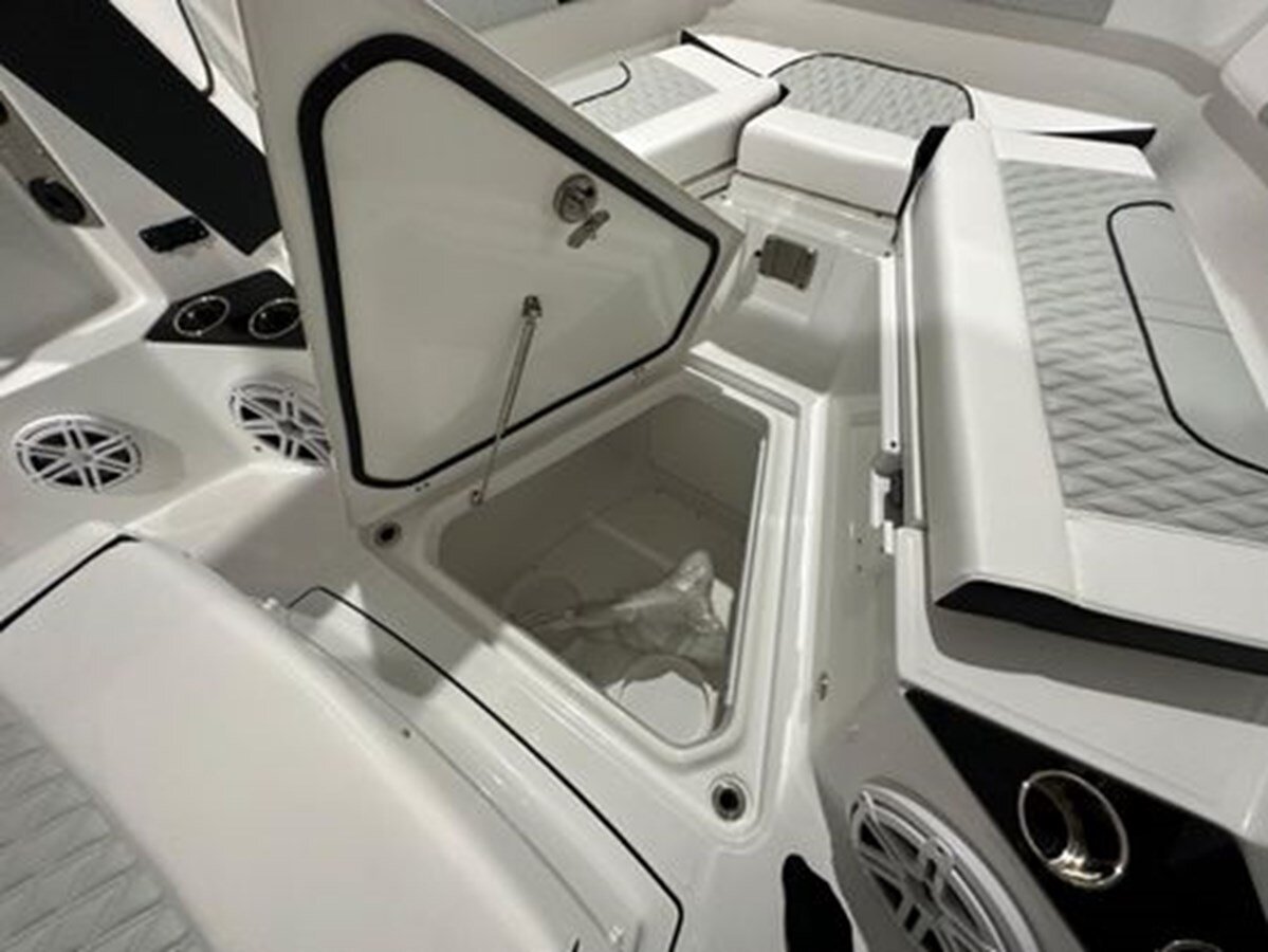 2024-blackfin-32-8-57c8d8