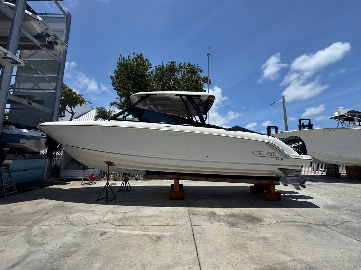 2024-boston-whaler-32-894f6a
