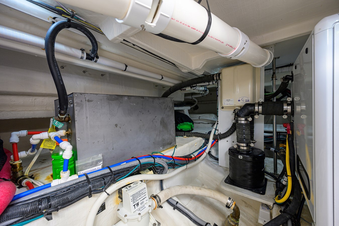 2024-cruisers-yachts-50-a5f296