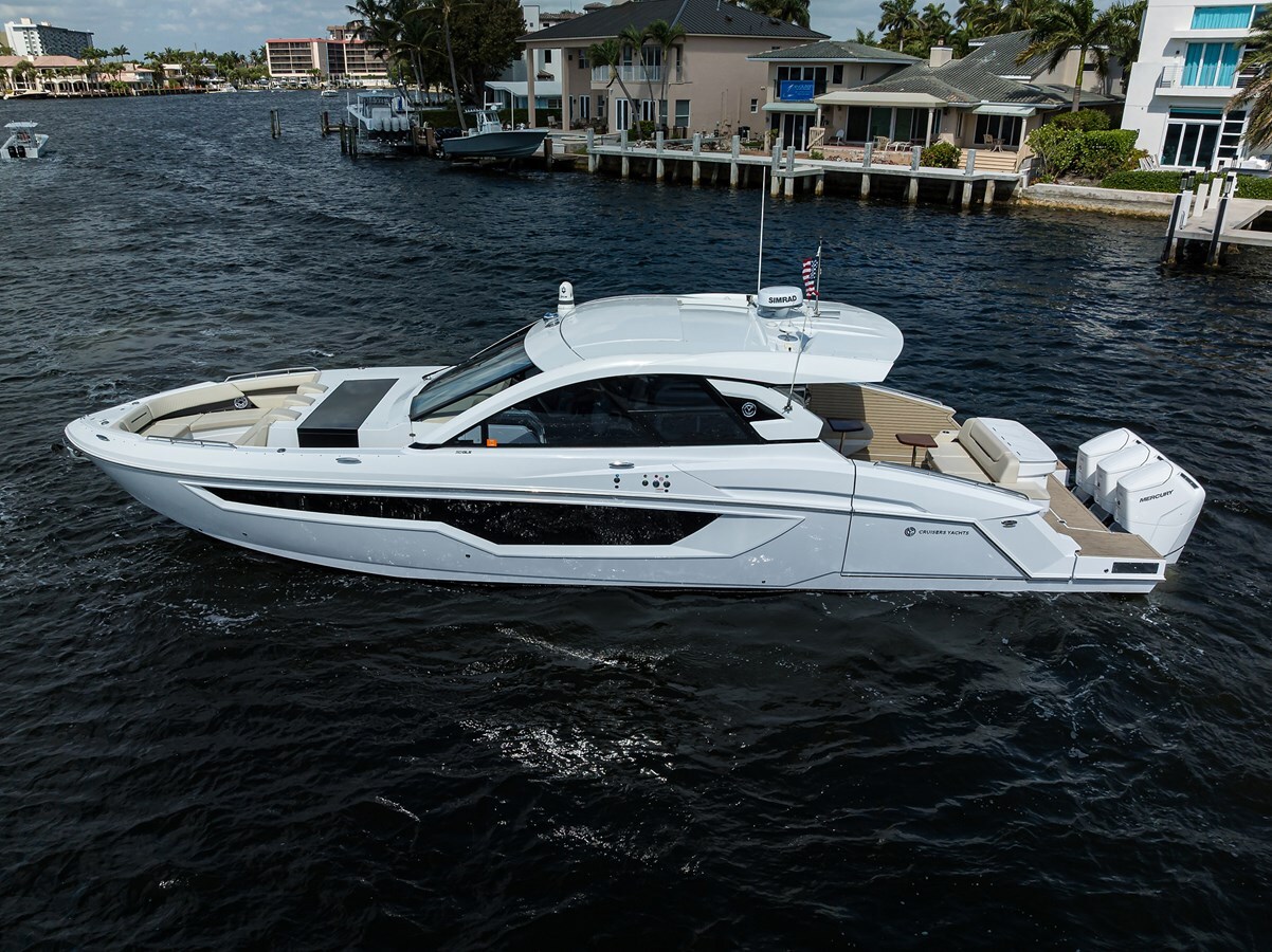 2024-cruisers-yachts-50-a5f296