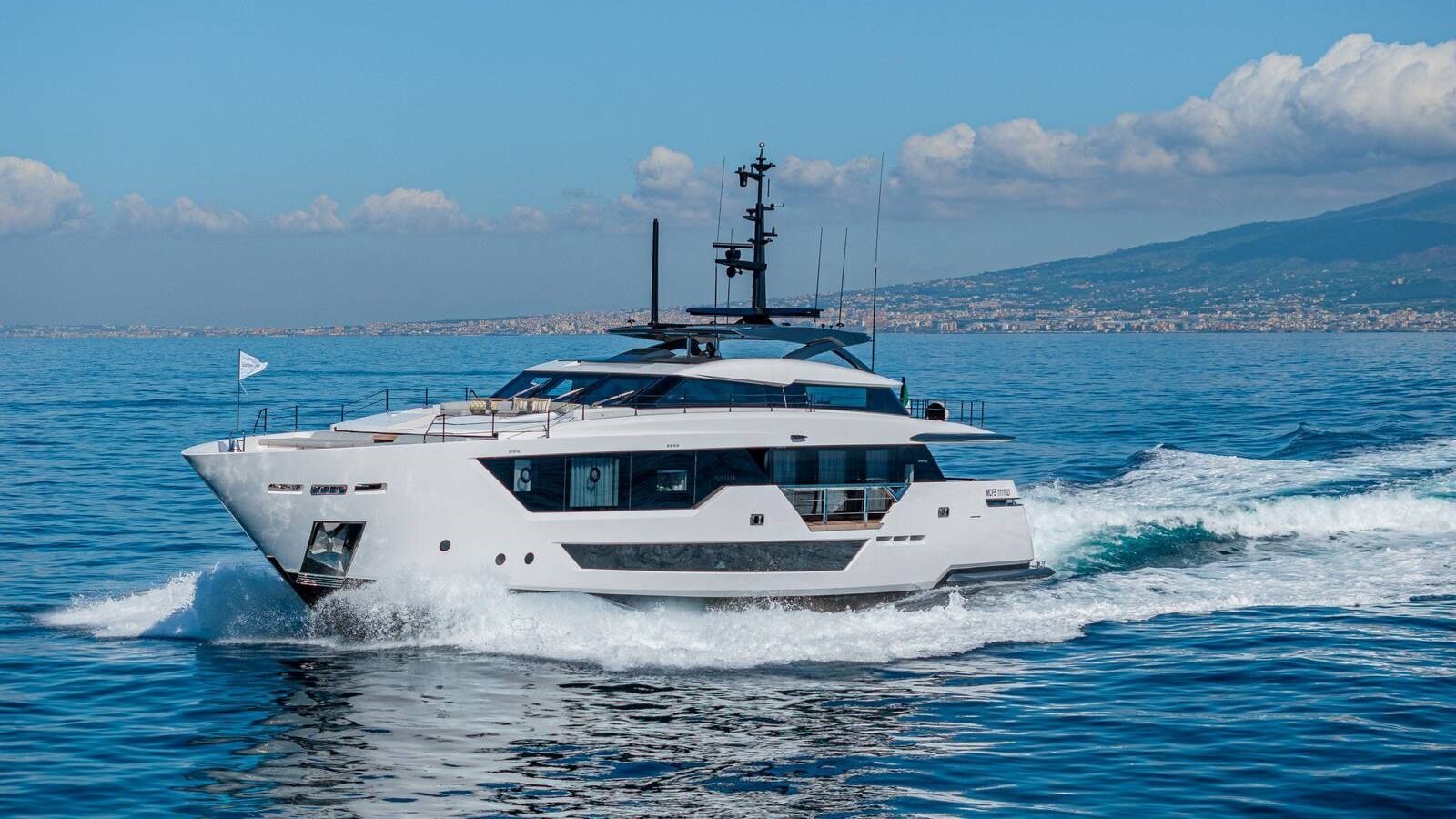 2024-ferretti-108-a99a4e