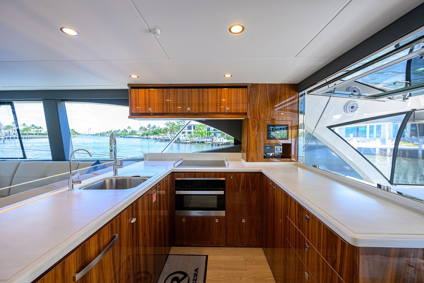 2024-riviera-65-1c8089