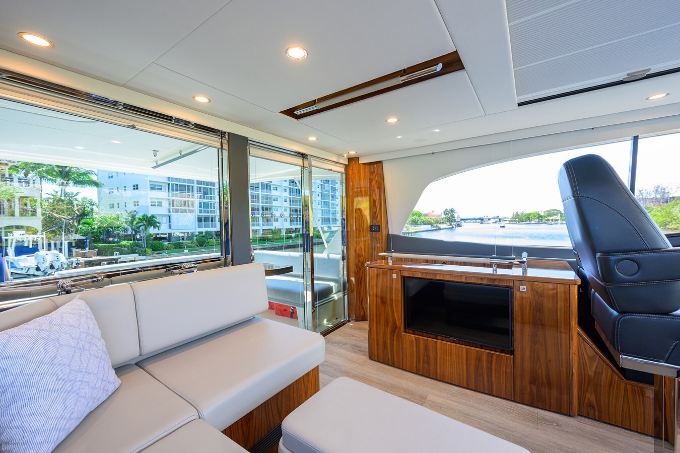 2024-riviera-65-1c8089