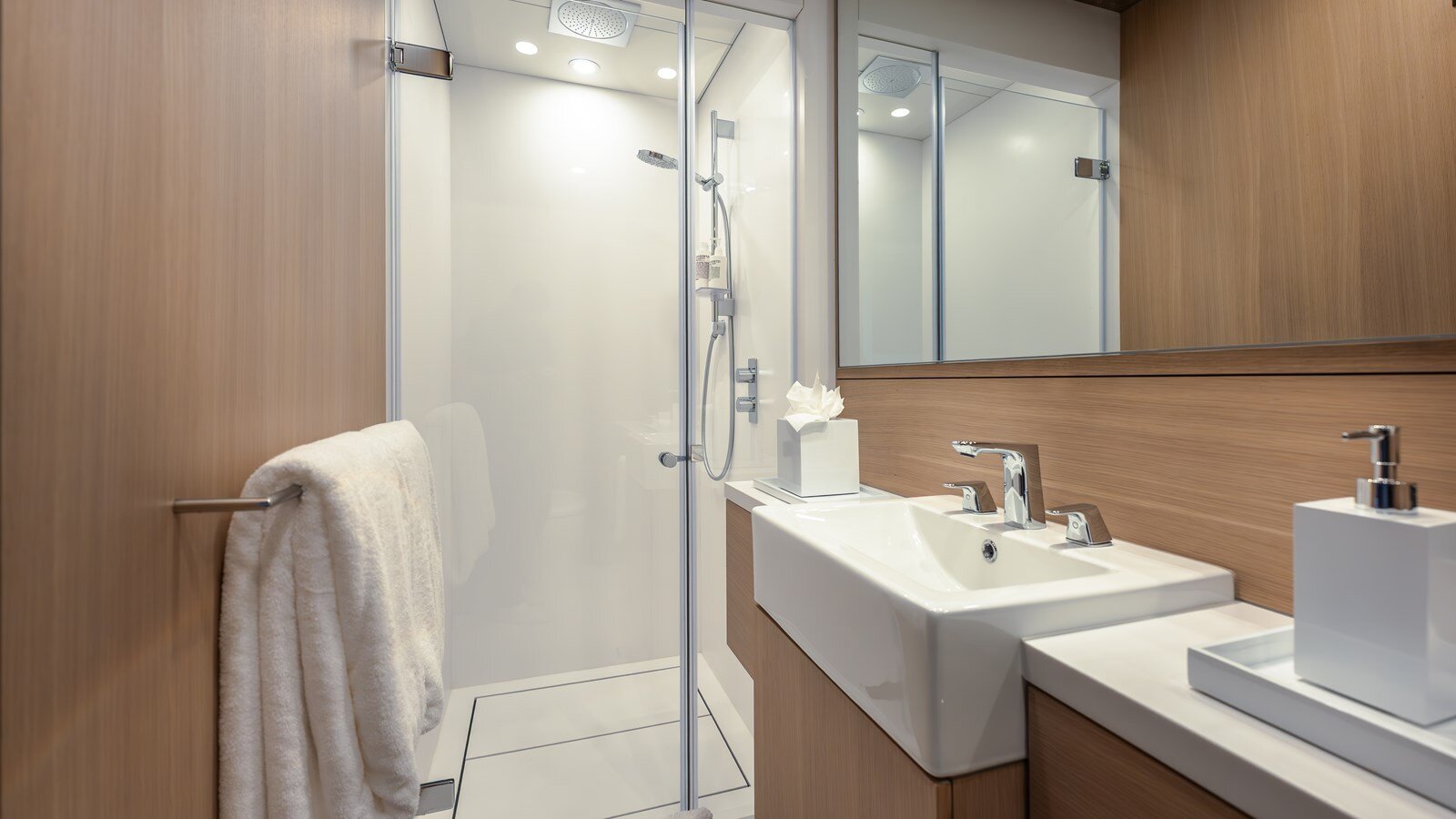 2024-silver-yachts-118-cc3044