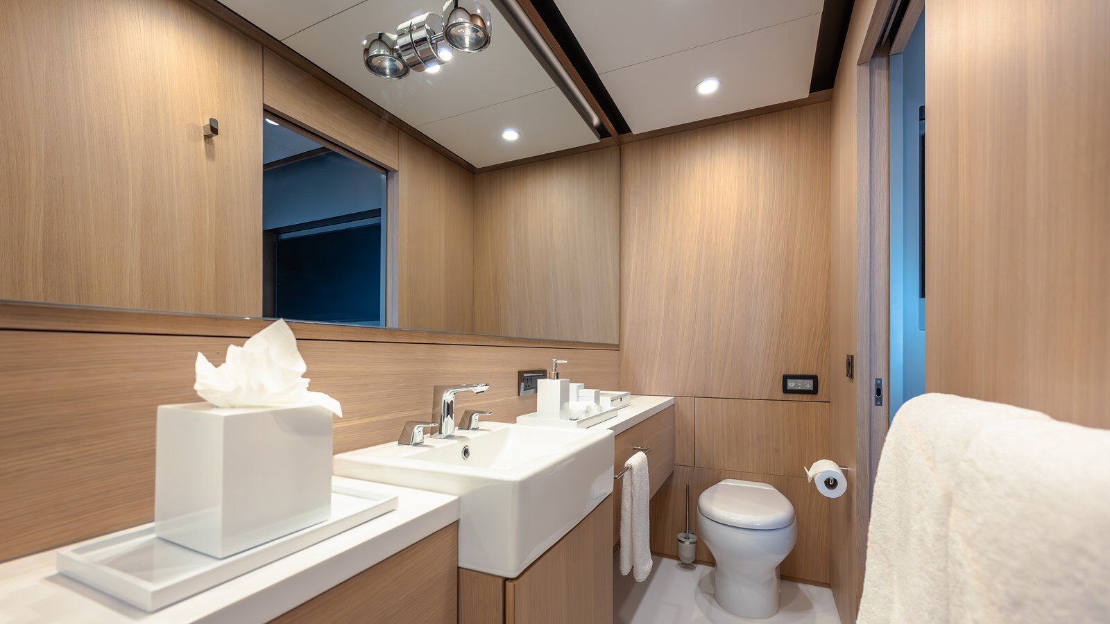 2024-silver-yachts-118-cc3044