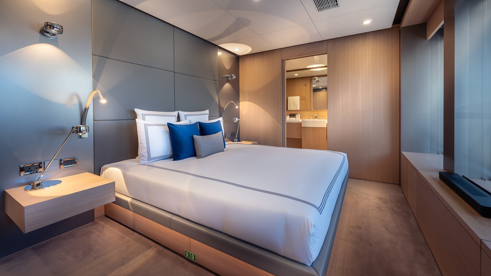 2024-silver-yachts-118-cc3044