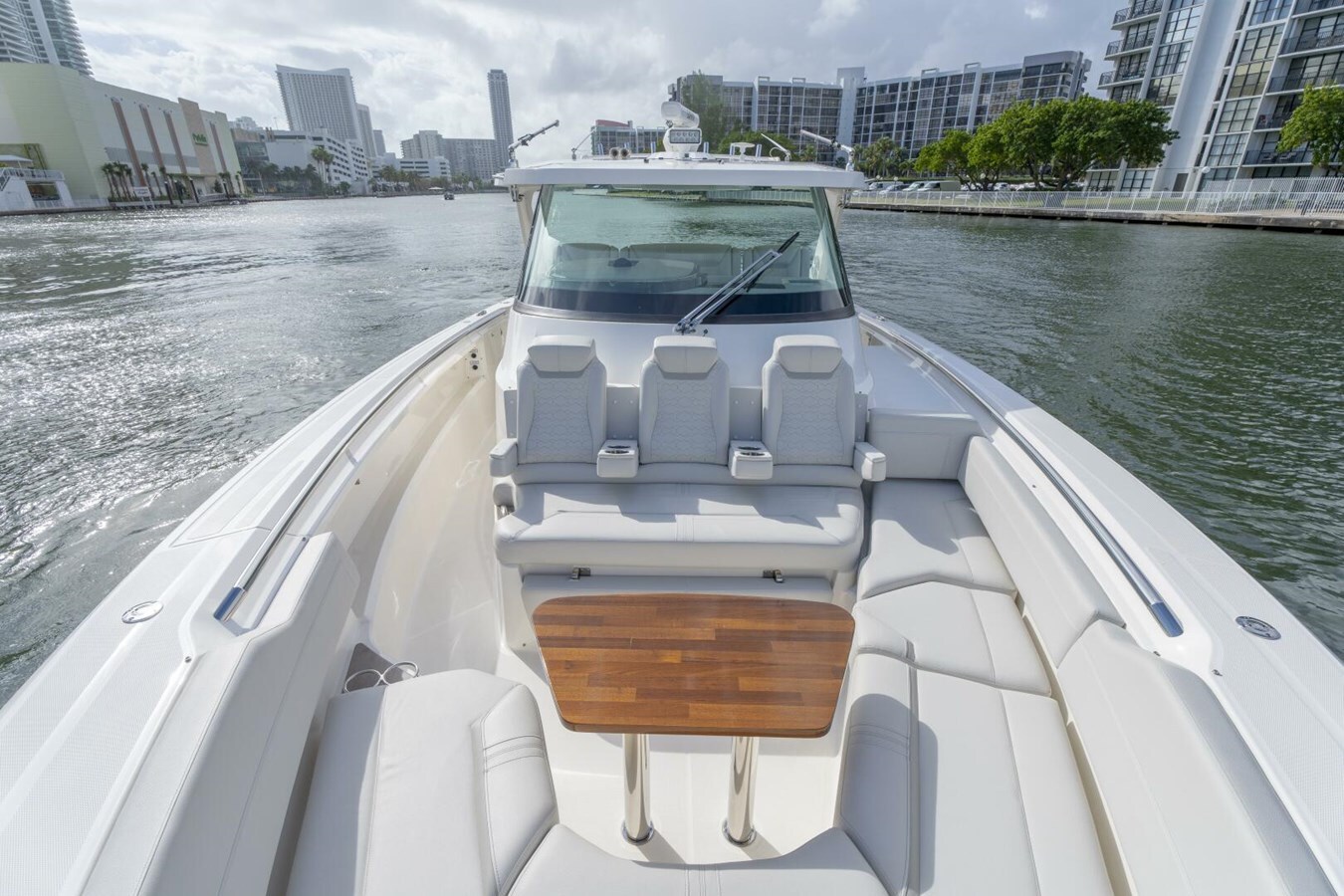 2024-tiara-yachts-43-6-b0ab3f