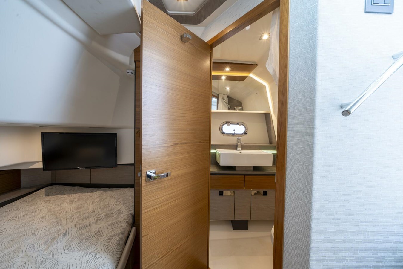 2024-tiara-yachts-43-6-b0ab3f