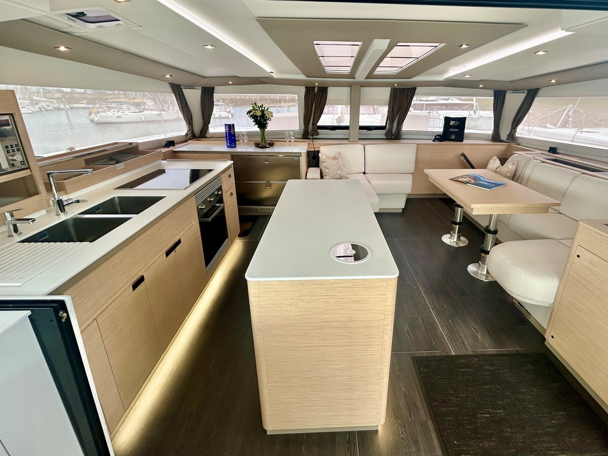 2025-fountaine-pajot-51-ea17f1